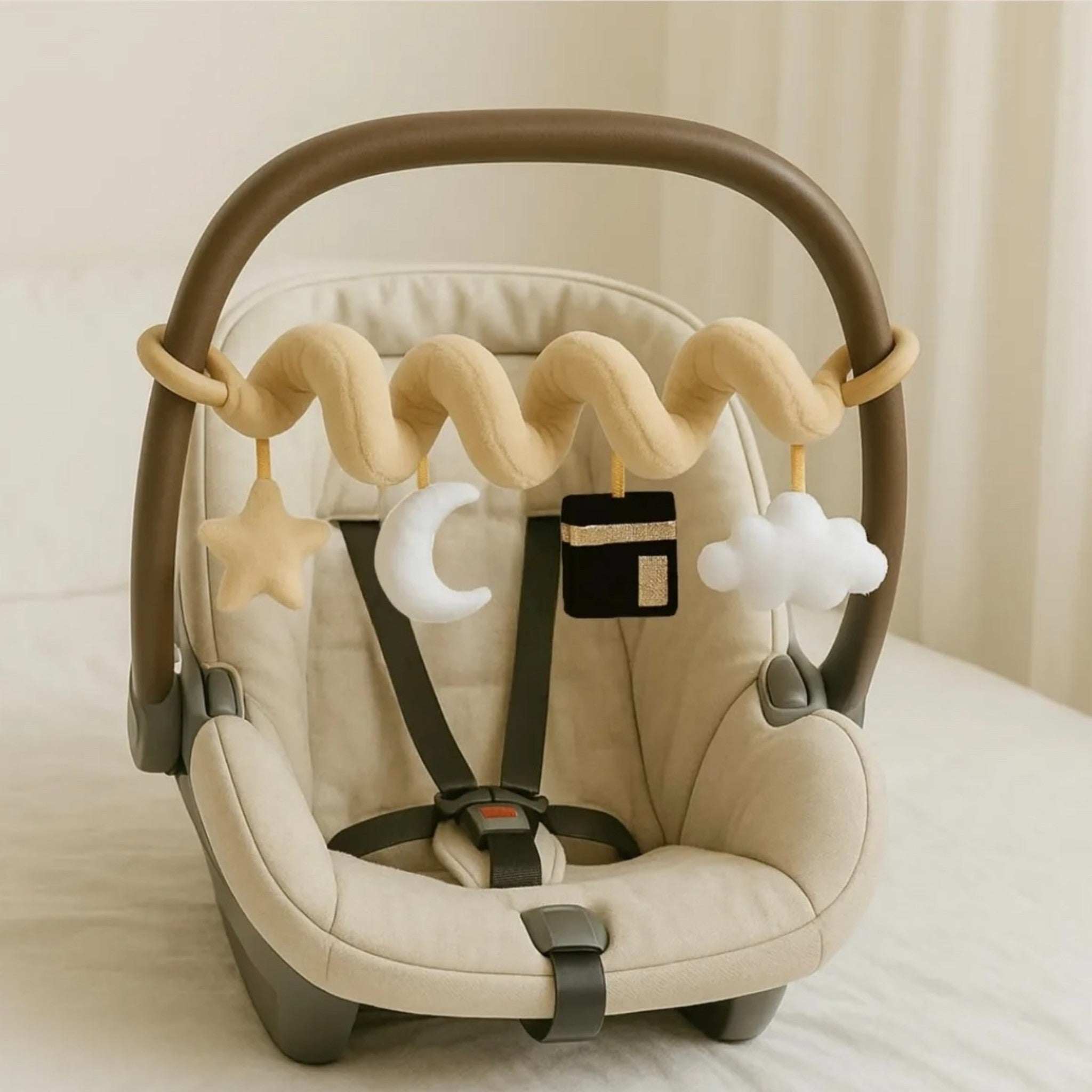 Arche de jeu spirale Kaaba beige avec étoiles, lune, nuage et symbole Kaaba pour poussette et cosy, extensible de 15 à 50 cm pour stimuler les sens de bébé