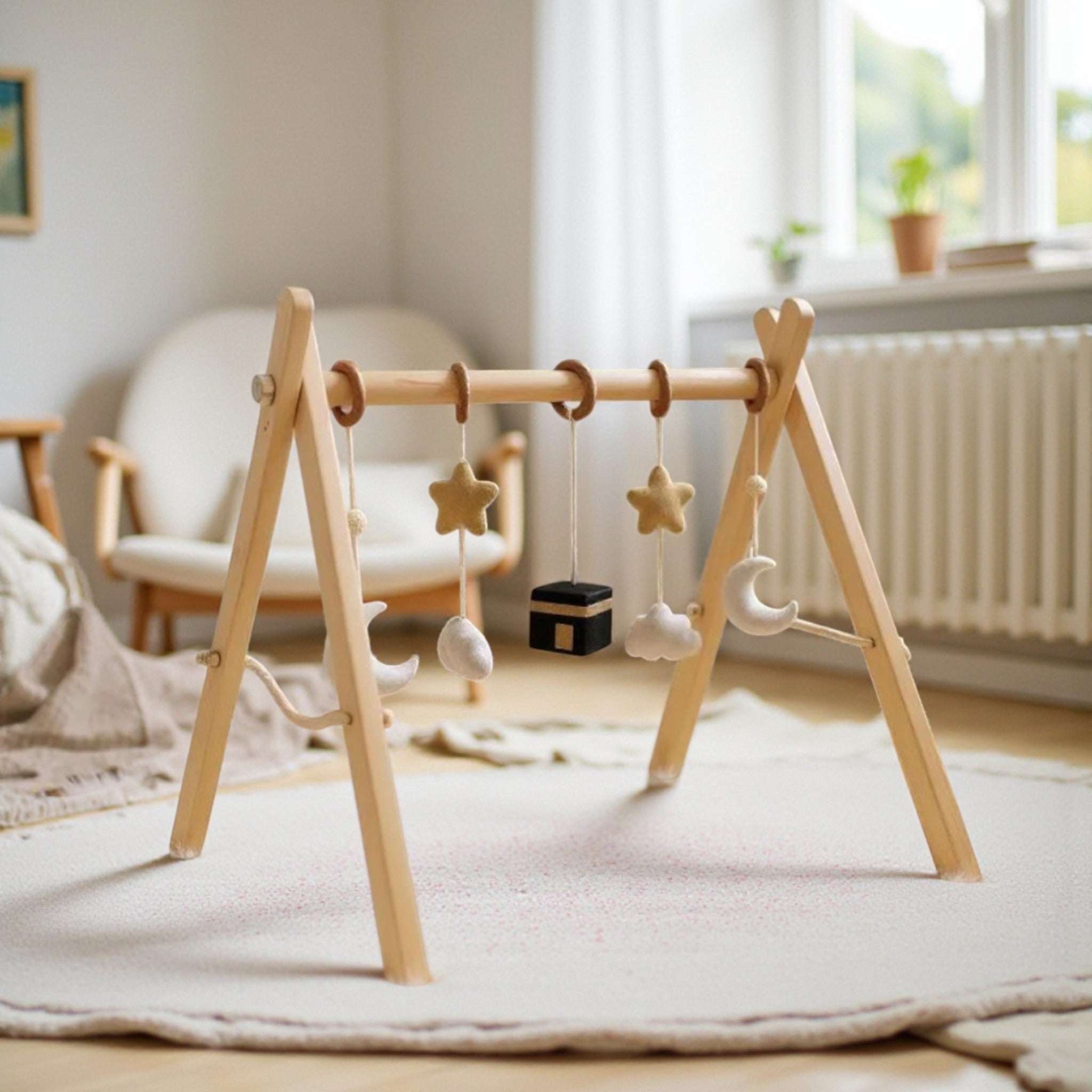 Arche d’éveil en bois avec jouets suspendus et symboles islamiques, bois naturel et feutrine douce, cadeau naissance idéal