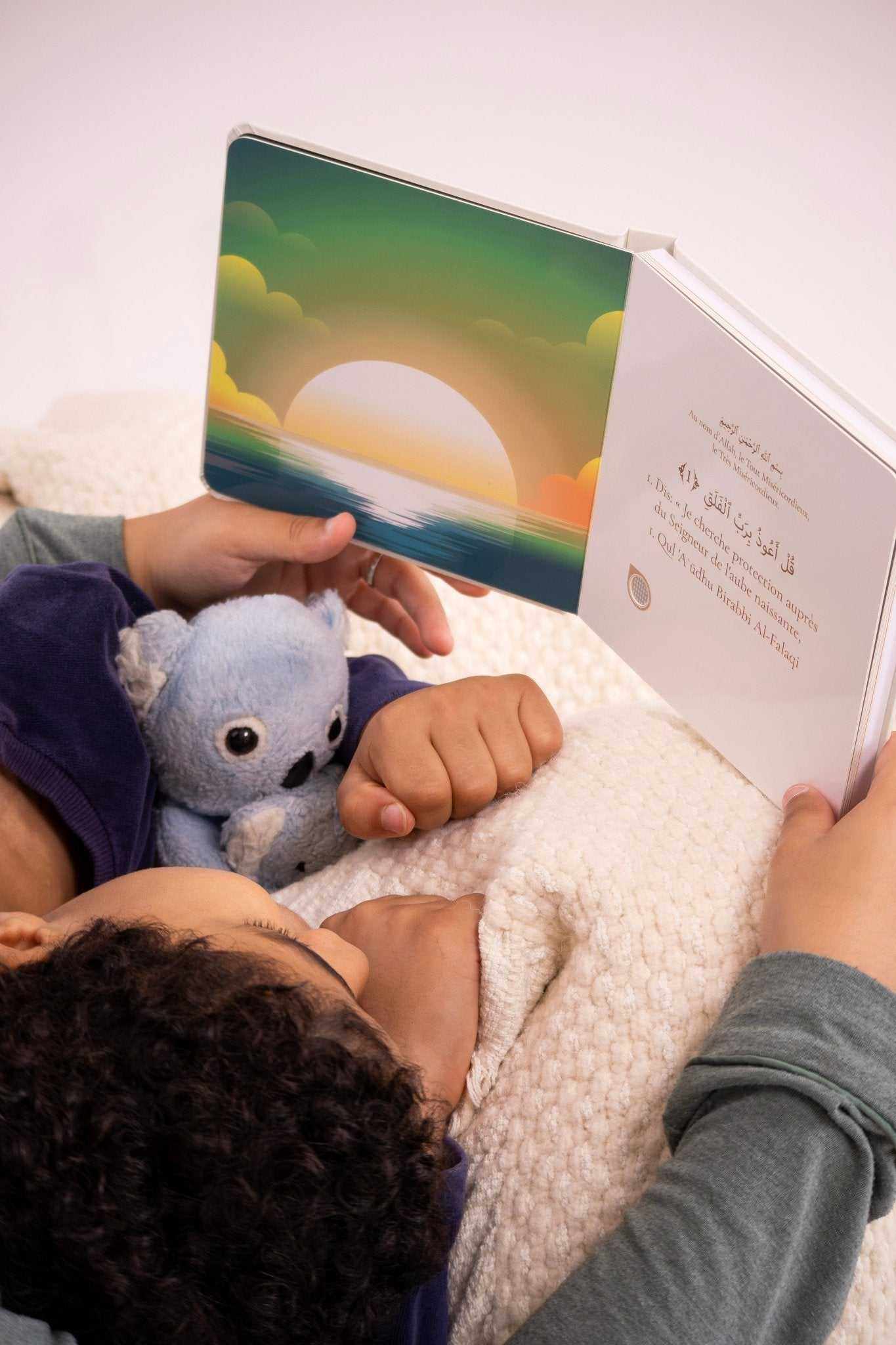 Livre sonore pour enfants avec sourates coraniques en audio, apprentissage ludique et immersion religieuse.