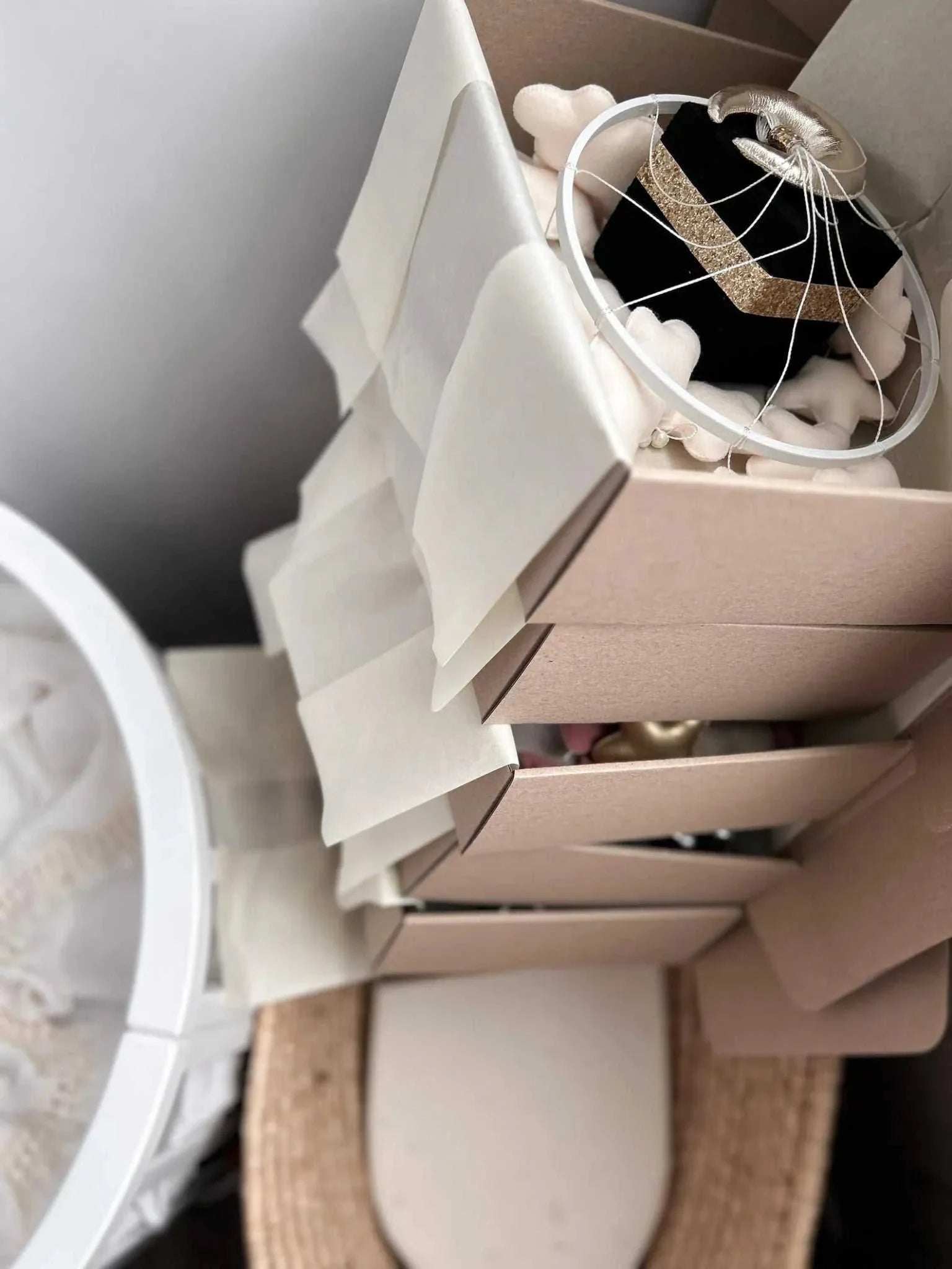 Mobile bébé Kaaba blanc pour berceau avec design cousu main et musique apaisante