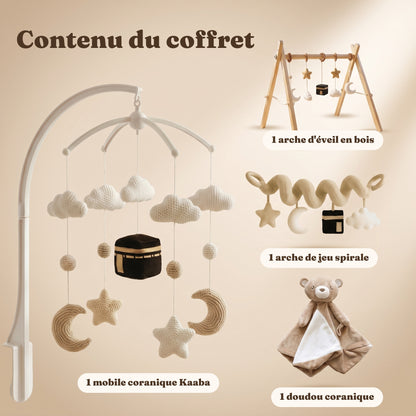 Contenu du coffret naissance : 1 mobile coranique Kaaba, 1 arche d'éveil en bois, 1 arche de jeu spirale et 1 doudou coranique