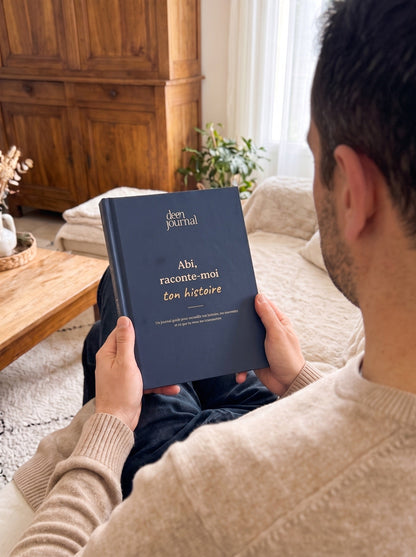 Un père lit le journal Abi, raconte-moi ton histoire
