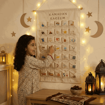 Calendrier du Ramadan mural avec pochettes illustrées, décoré de guirlandes lumineuses et ambiance chaleureuse familiale.