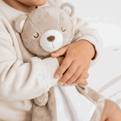 Doudou coranique modèle ours dans les bras d'un enfant